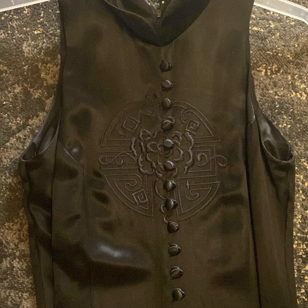 Vintage traditional Oriental Dress in perfect shape. Gorgeous black silk!